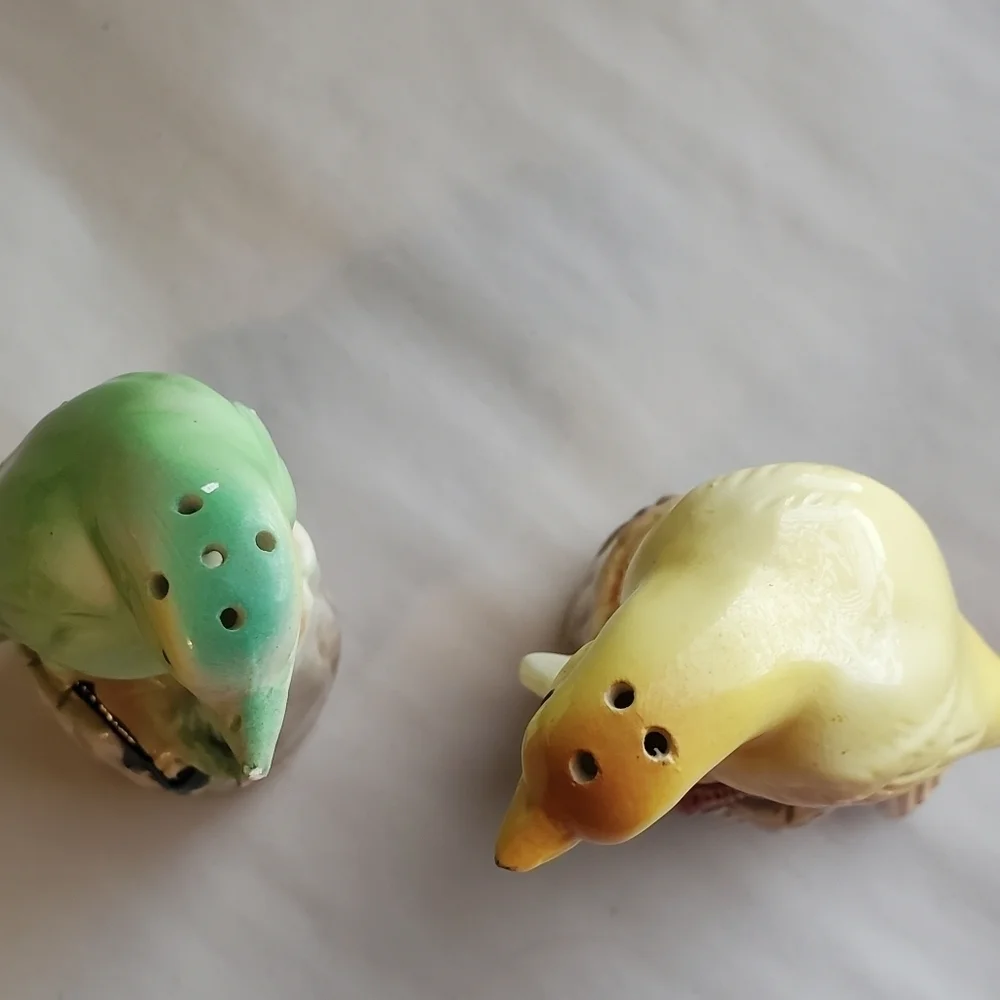 Vintage 1960s birds salt and pepper shakers. Green yellow